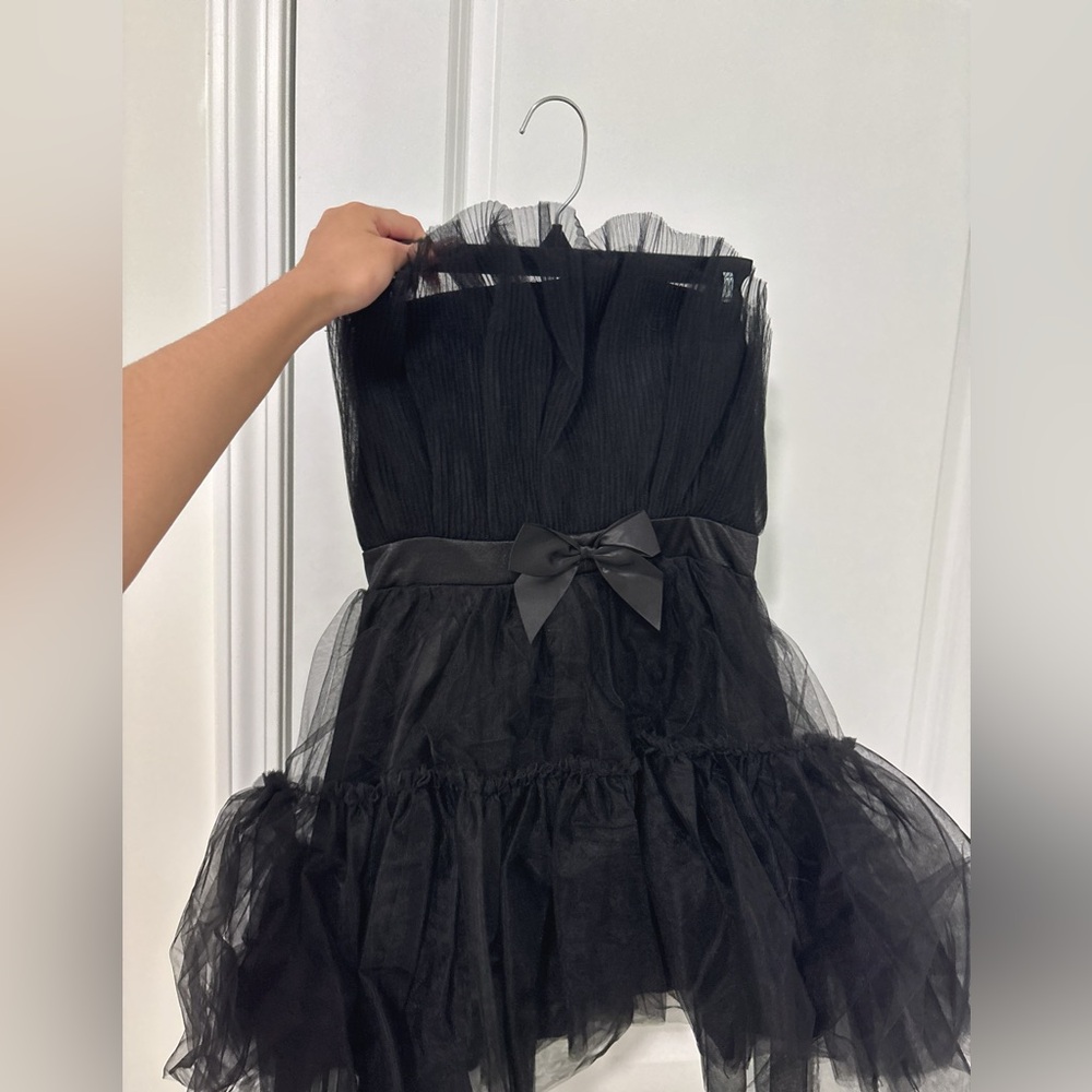 Elegant Black Strapless Dress with Bow